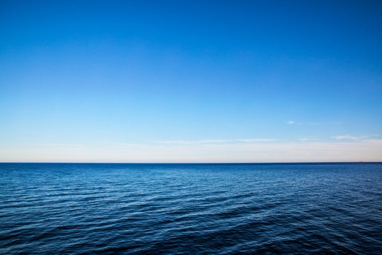 Ученые объяснили, почему море замирает перед ураганом