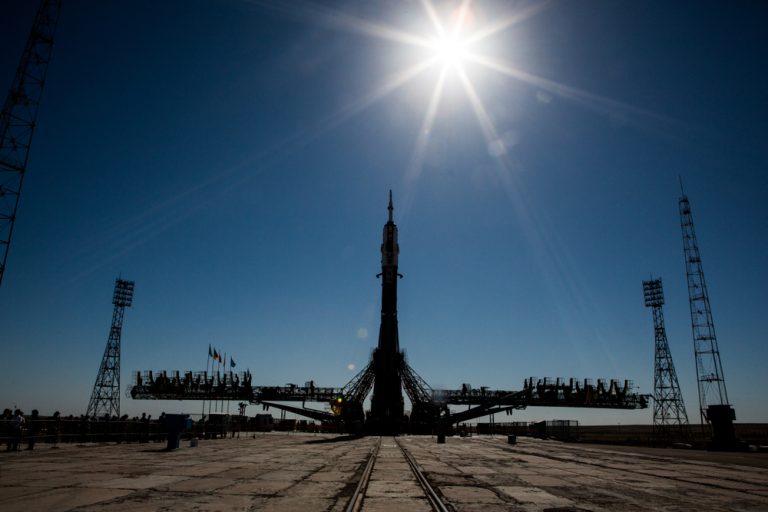 Роскосмос заключил первые контракты на отправку космических туристов на корабле «Союз МС-10»