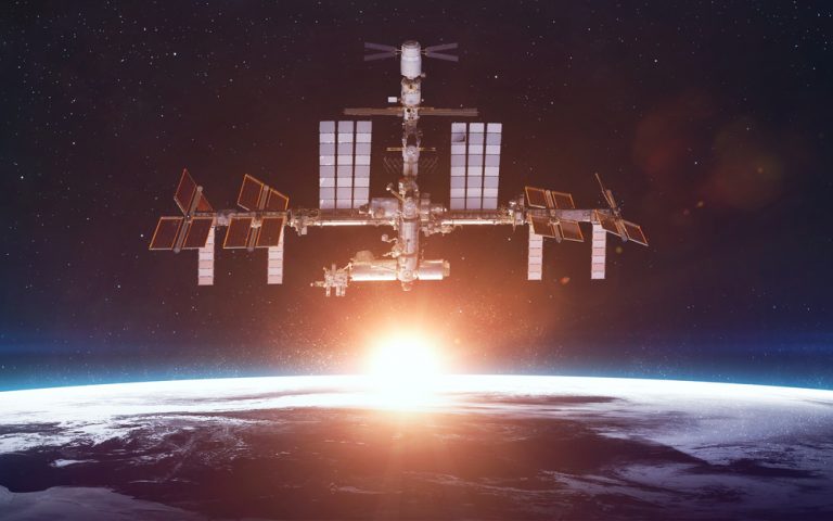 Роскосмос собирается проводить на МКС военные эксперименты