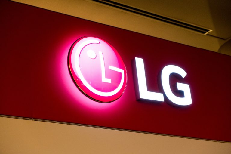 LG получила патент на смартфон с растягиваемым экраном