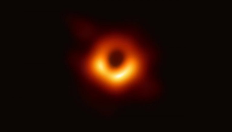 Посмотрите, как астрономы в прямом эфире представляют первую в истории фотографию черной дыры
