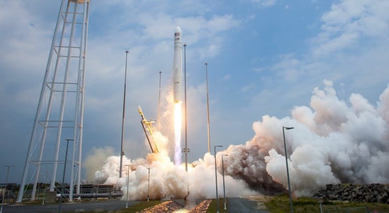 Космический грузовик Cygnus с летающими роботами и запасами продовольствия на борту отправился к МКС