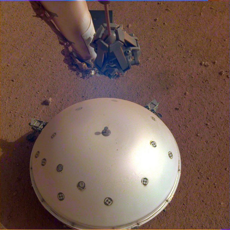 Сейсмограф зонда InSight впервые в истории науки зафиксировал землетрясение на Марсе