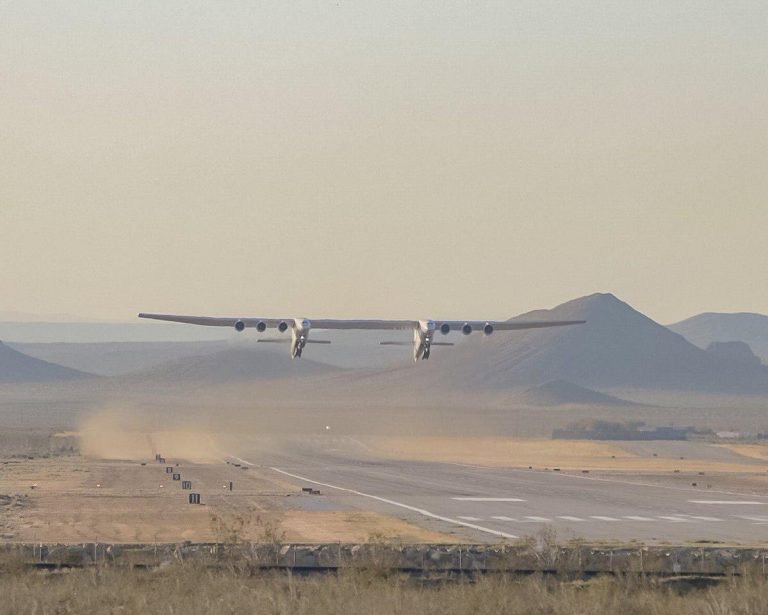 Самый большой планер в истории человечества Stratolaunch совершил свой первый полет