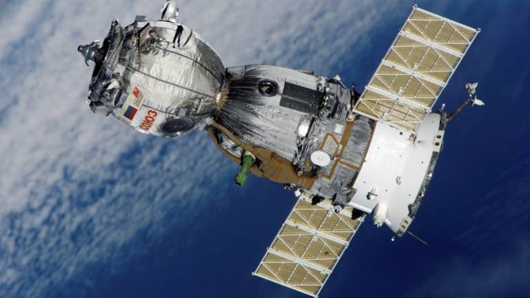 Обломки сбитого индийскими ракетами спутника Microsat-R могут угрожать МКС