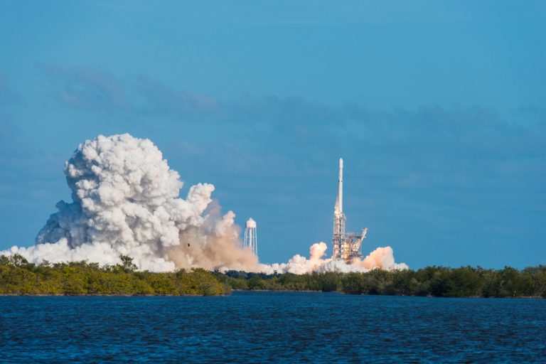 SpaceX случайно уронила в океан первую ступень Falcon Heavy