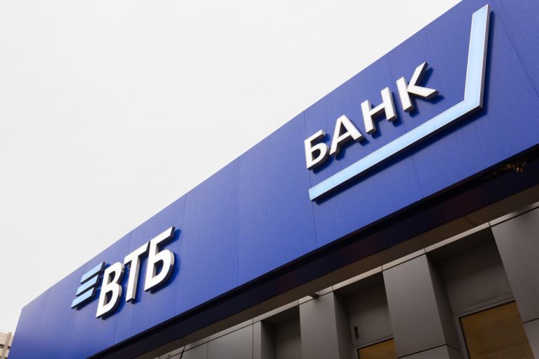 Роскомнадзор заблокировал 1 000 публикаций о президенте ВТБ Костине на основании одного иска