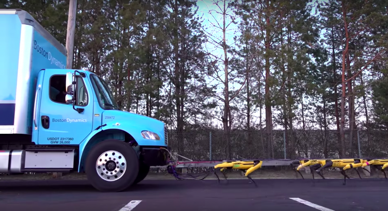 Посмотрите, как стая роботизированных собак SpotMini от Boston Dynamics буксирует грузовик