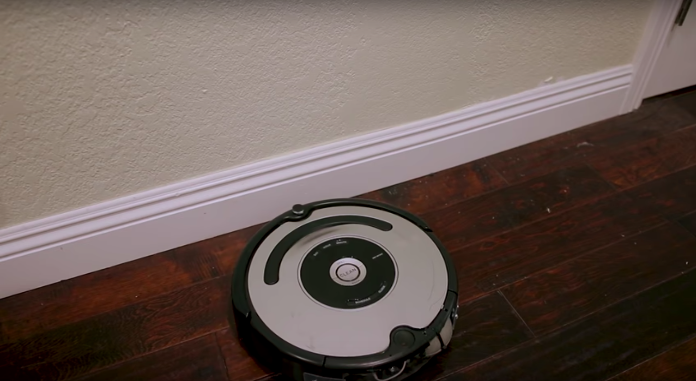 Roomba 2002. Робот пылесос гифка. Робот пылесос уборка. Робот пылесос матерится.