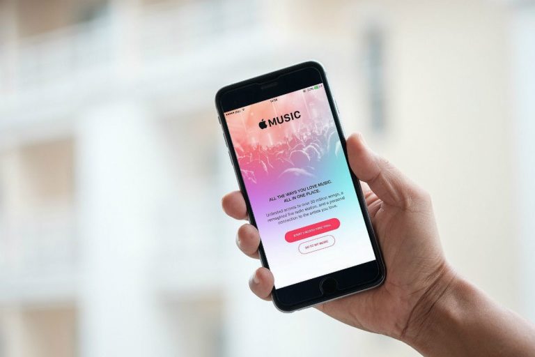 Apple обвиняют в продаже данных пользователей iTunes