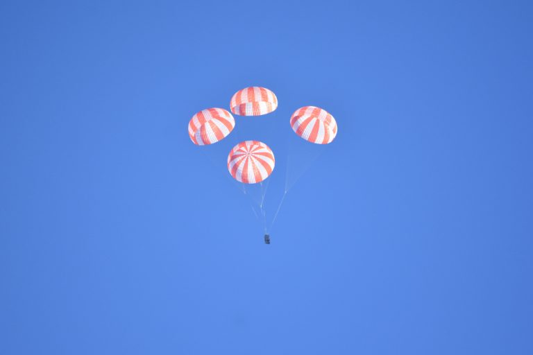НАСА: корабль Crew Dragon от SpaceX взорвался при посадке из-за неработающих парашютов