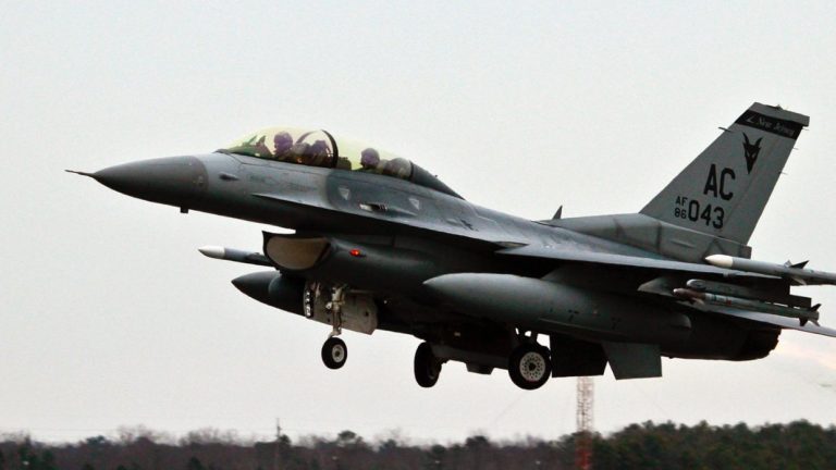 DARPA внедрит в культовый истребитель F-16 полностью беспилотный режим