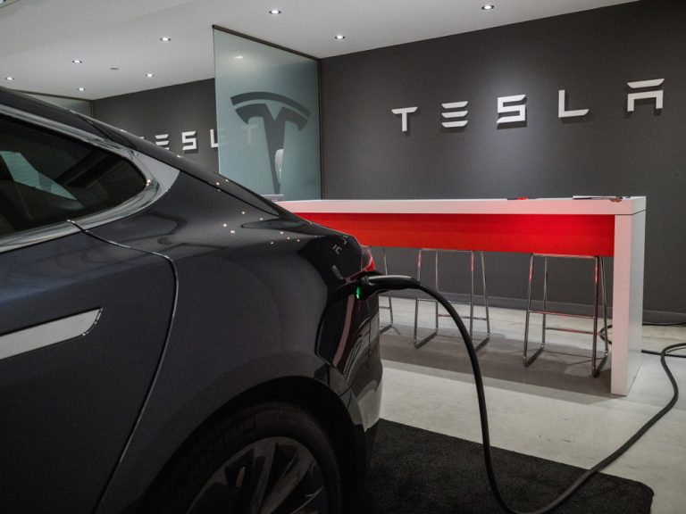 Электрокары Tesla начали самостоятельно диагностировать поломки и заказывать нужные детали в сервисный центр