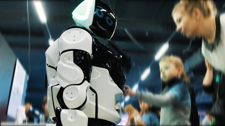 Promobot отправит своих роботов в клиники Израиля и Кувейта. Это единственные роботы в мире, говорящие на арабском и иврите!