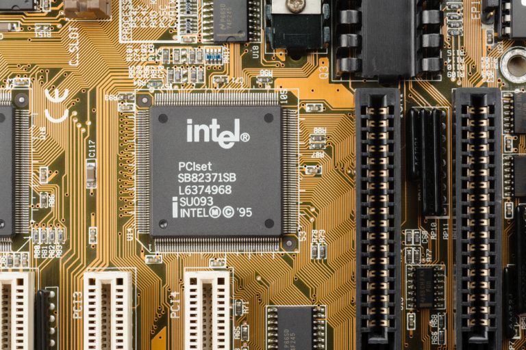 75% всех компьютеров с процессорами Intel оказались под угрозой взлома