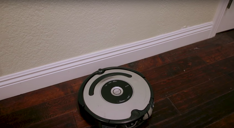 Робот-пылесос Roomba научился ругаться на владельца. И делает это очень громко и жутко!
