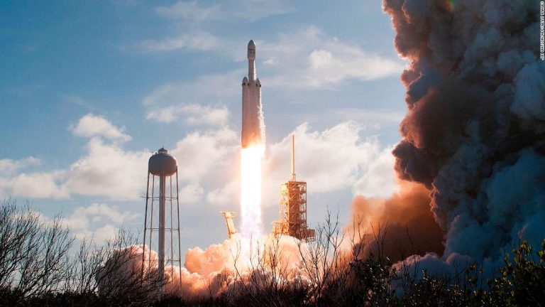 SpaceX впервые поймала половину головного обтекателя Falcon Heavy в сеть