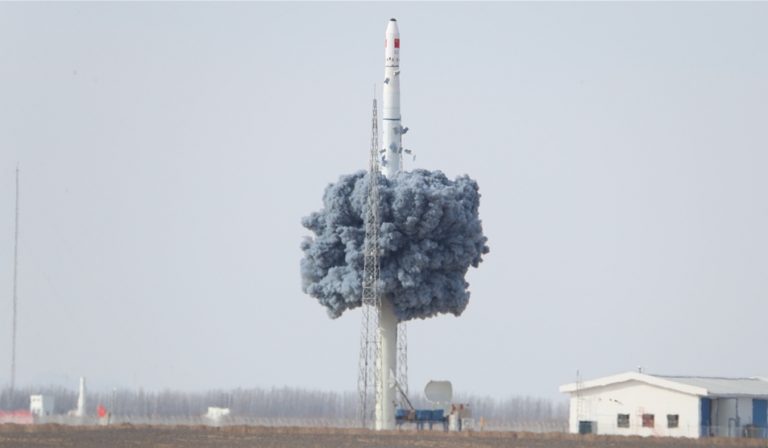 Китай впервые запустил ракету-носитель «Чанчжэн-11» с океанической платформы