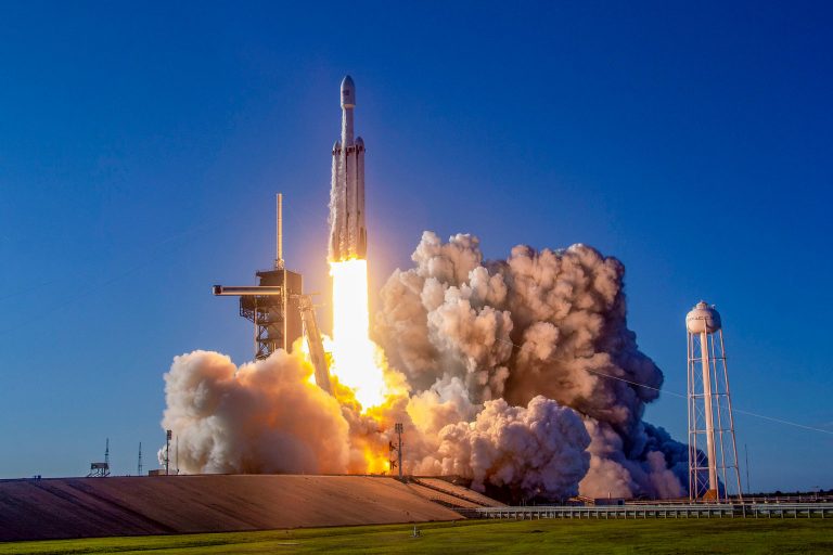SpaceX запустит в космос ракету Falcon Heavy с прахом 152 человек и контейнером с зеленым топливом