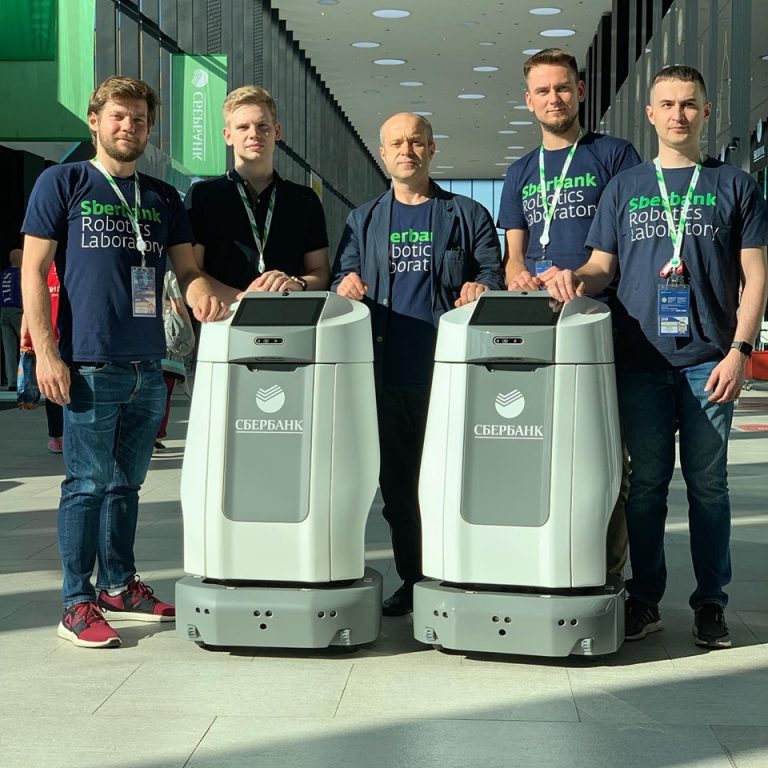 Сбербанк показал роботов для доставки посылок внутри офиса