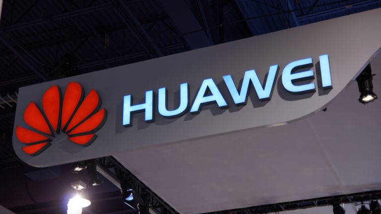 Huawei остановил производство части смартфонов из-за внесения в черный список США