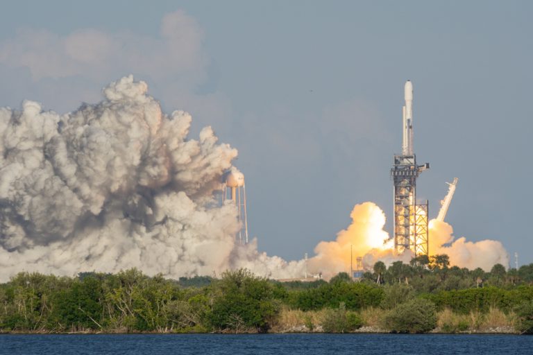 Ракета Falcon Heavy выведет на орбиту беспилотник на зеленом топливе и новые атомные часы