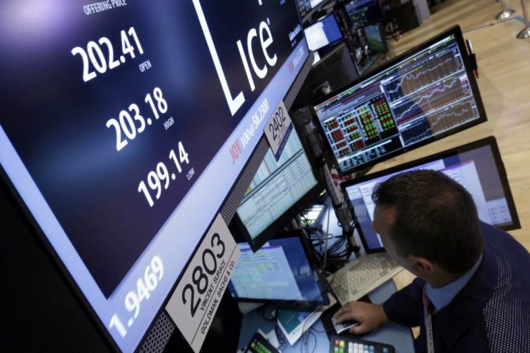 Биткойн впервые за год стал стоить выше 10 тысяч долларов
