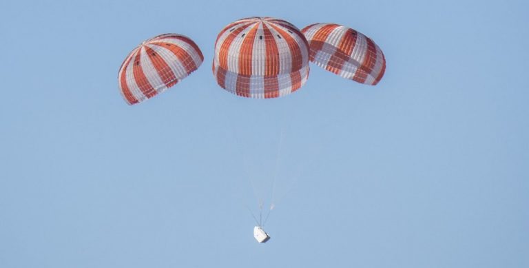SpaceX показала испытания парашютной системы корабля Crew Dragon