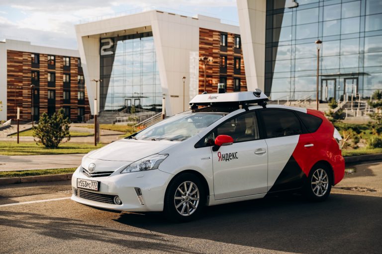 Беспилотный автомобиль Яндекса впервые нарушил ПДД. В компании утверждают, что виноват человек