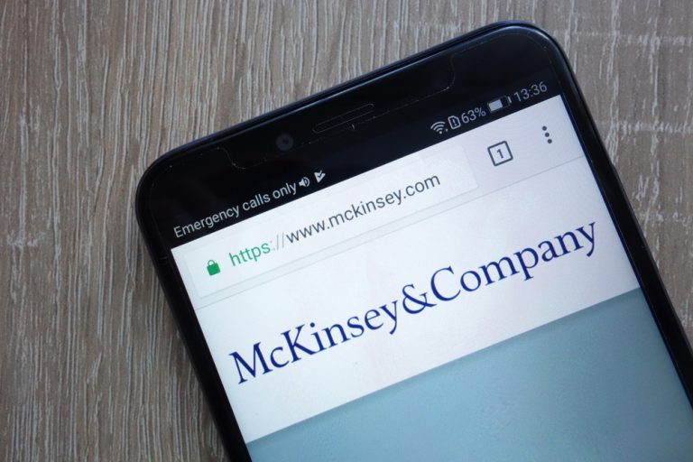 McKinsey & Co. начала внедрять компьютерных ботов в рутинные процессы. Это экономит 40% времени и создает новые рабочие места!