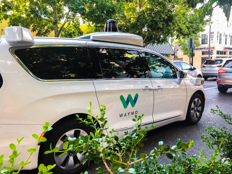Беспилотные автомобили Waymo проехали более 16 млрд виртуальных километров