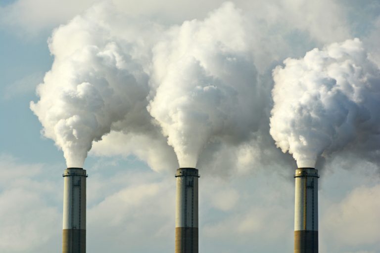 Новый катализатор в промышленных масштабах превращает CO₂ и водород в метанол