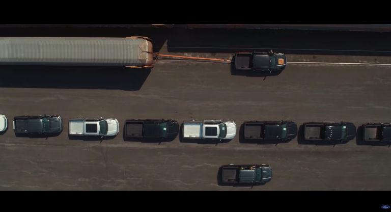 Посмотрите, как электрокар Ford буксирует 10 двухэтажных ж/д-вагонов весом более 500 тонн