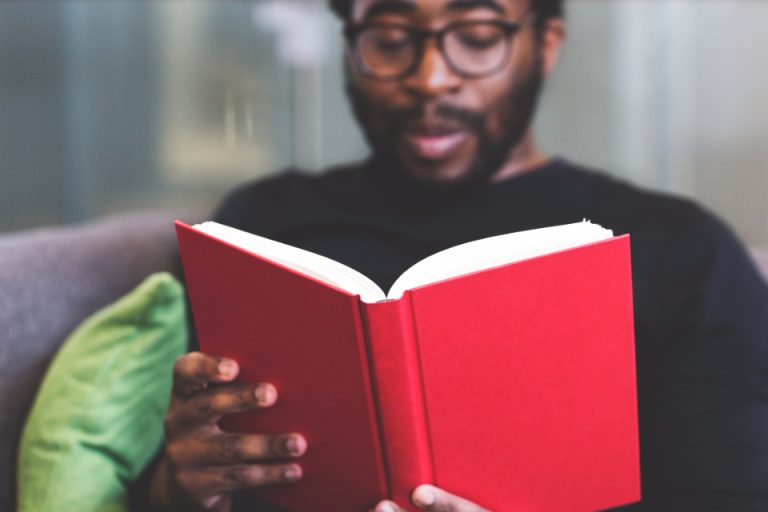 Издатели книг подали в суд из-за программы, которая переводит аудиокниги в текст с помощью ИИ
