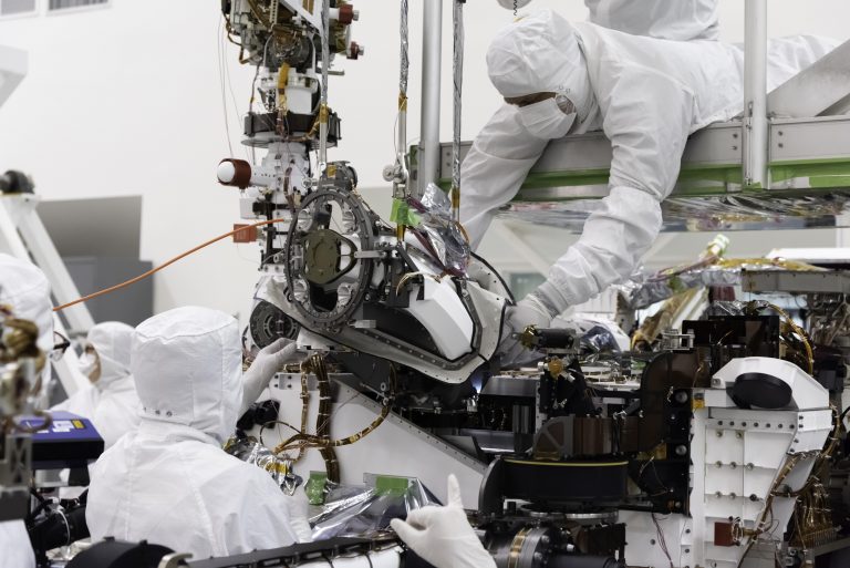 На марсоход Mars 2020 установили насадки для буровой установки. С их помощью ровер сможет получать марсианский грунт!