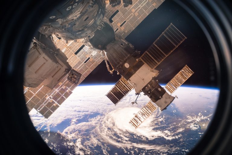 Астронавты МКС показали, как можно выбрасывать космический мусор со станции (все сгорит в атмосфере)