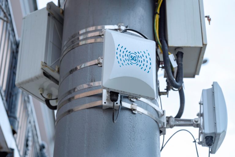 Владимир Путин разрешил военным не отдавать частоты для 5G. Россия может остаться без сетей нового поколения