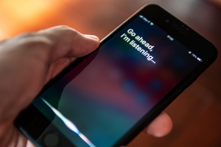 Apple отказалась от прослушивания разговоров пользователей с Siri. Теперь компания будет их читать!