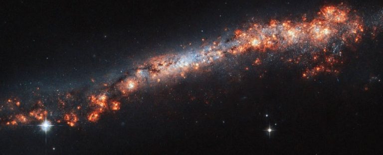 Посмотрите, как выглядят спиральные галактики сбоку