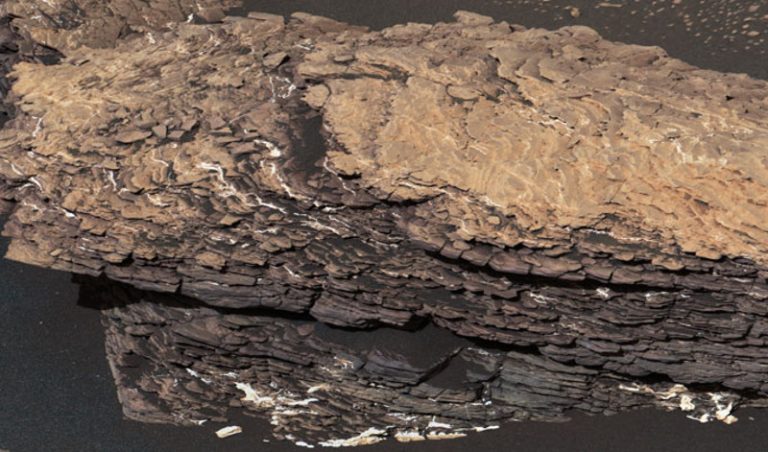 Curiosity обнаружил удивительно сложную скалу на Марсе — она состоит из нескольких десятков осадочных слоев