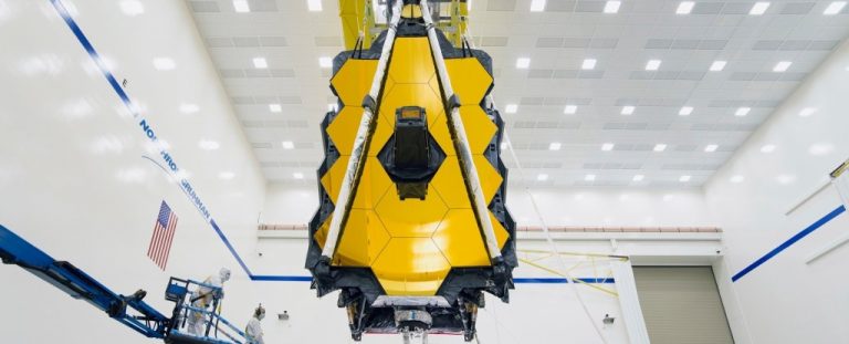 Посмотрите на полностью собранный космический телескоп Джеймса Уэбба. Он похож на галактическую пушку из «Звездных войн»!
