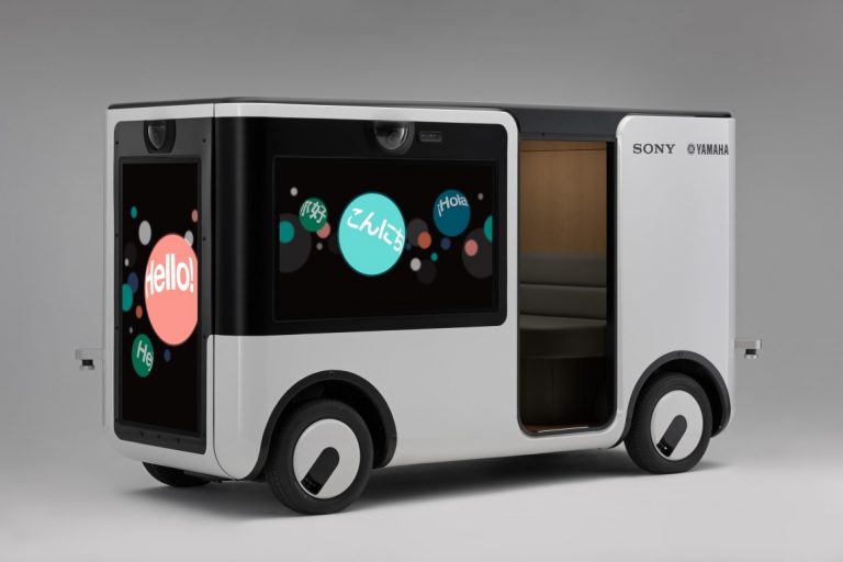 Sony и Yamaha представили беспилотный электробус с экранами вместо окон