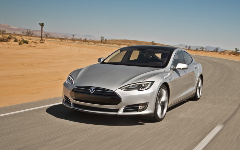 Полицейский на Tesla не смог догнать подозреваемого — у него села батарея