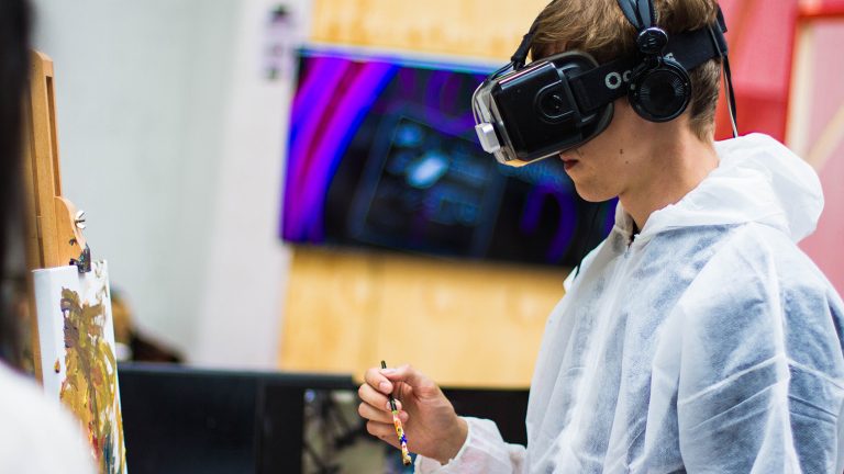 Американский учитель Джейми Донелли — об использовании VR/AR в образовании и о компьютерной зависимости у детей