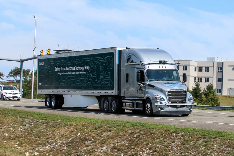 Daimler приступил к тестированию беспилотных грузовиков на дорогах общего пользования