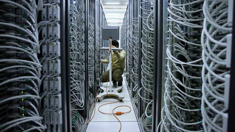 Роскомнадзор начал монтаж оборудования для изоляции Рунета