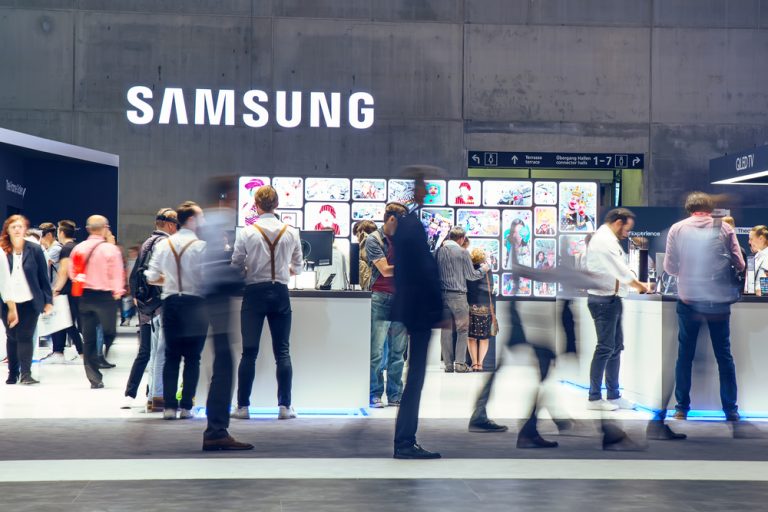 Samsung разрабатывает смартфон, который складывается в квадрат