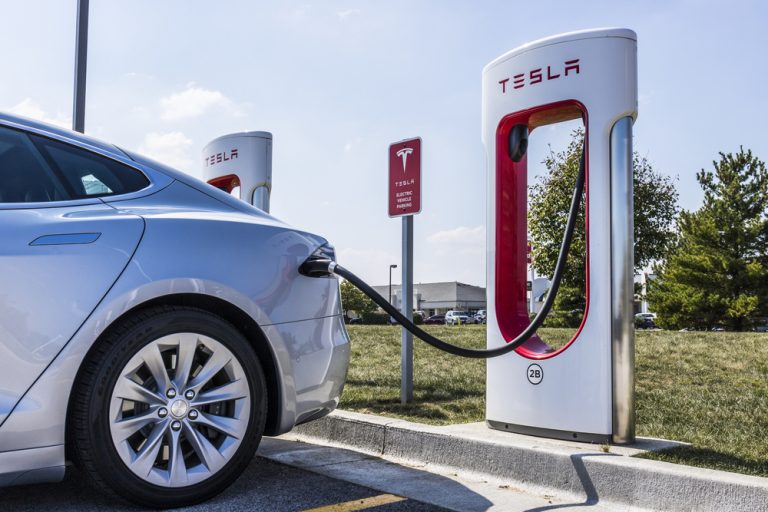Tesla разрабатывает новый тип аккумуляторов. На одной батарее электрокар сможет проехать 3,5 млн км!