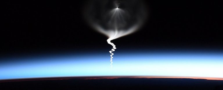 Астронавты прислали с МКС очередную прекрасную фотографию. Теперь — запуска с Земли космического грузовика «Союз-15»