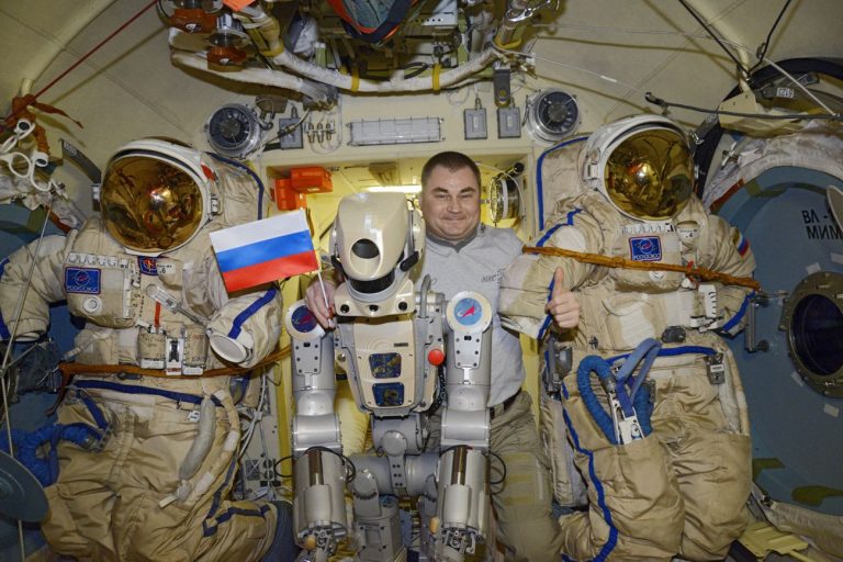 Чем робот «Федор» занимается на МКС? Учится включать дрель и протирать руки полотенцем!
